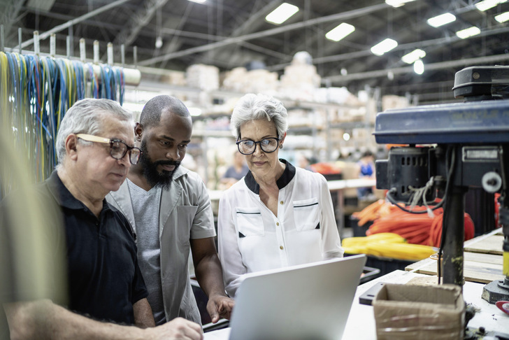 Eine Möglichkeit, um die Alterung und Schrumpfung von Belegschaften in Betrieben zu verlangsamen, kann die Zuwanderung von Fachkräften sein - © Foto: FG Trade / Getty Images
