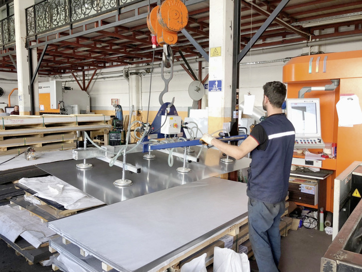  Abb. 1:   Blechhandhabung mit Vakuumheber