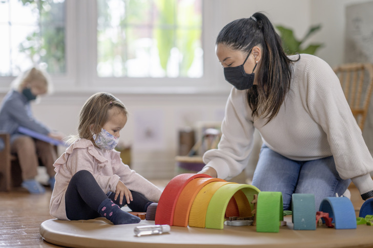 Unterschiedliche Arbeitswelten benötigen individuelle Corona-Strategien, wie beispielsweise 
Kindergärten oder Kindertagesstätten - © Foto: FatCamera / Getty Images
