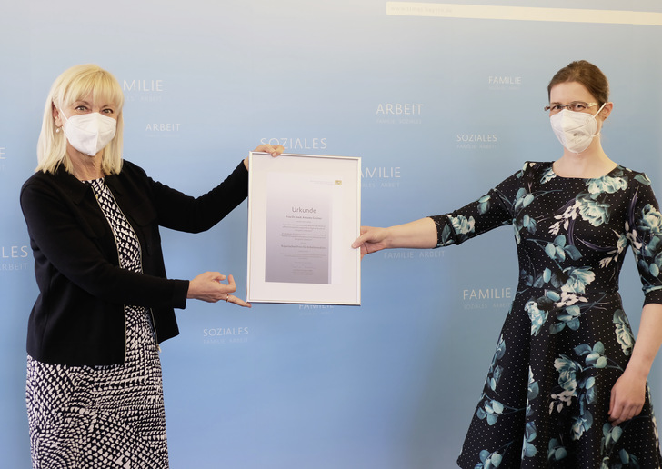 Staatsministerin Carolina Trautner ( links ) und Dr. Annette Greiner ( rechts ) - © Foto: @StMAS
