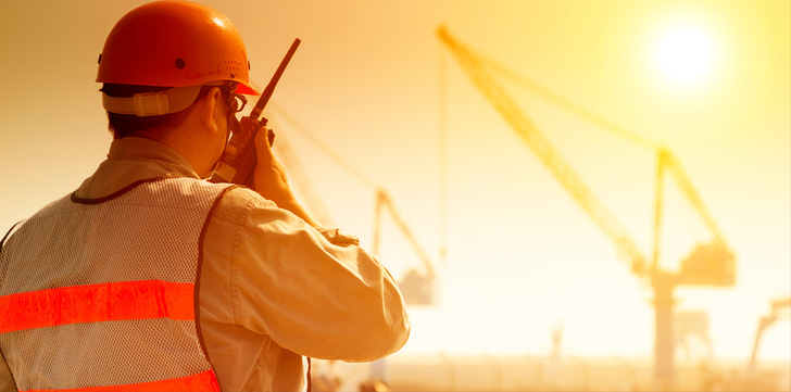 Die Situation von im Freien Arbeitenden (z. B. in der Landwirtschaft oder auf dem Bau) sollte sorgfältig überwacht und die Arbeitsorganisation ­gegebenenfalls angepasst werden, um Hitzestress zu vermeiden