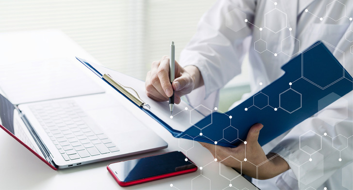 Ärzte oder Zahnärzte müssen bei begründeten Verdacht auf eine Berufskrankheit dem Unfallversicherungsträger oder der für den medizinischen Arbeitsschutz zuständigen Stelle dies unverzüglich anzeigen