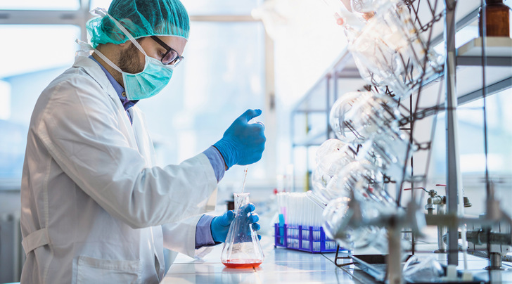 Handschuhe werden zum Schutz, beziehungsweise als Präventionsmaßnahme gegen Verschmutzung, Irritation und Verätzungen 
in vielen Branchen eingesetzt