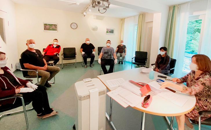 Hautschutzseminar im Rahmen einer TIP-Maßnahme in der Berufsdermatologie des Universitätsklinikums Heidelberg. Die aktuellen Coronaregeln werden umgesetzt