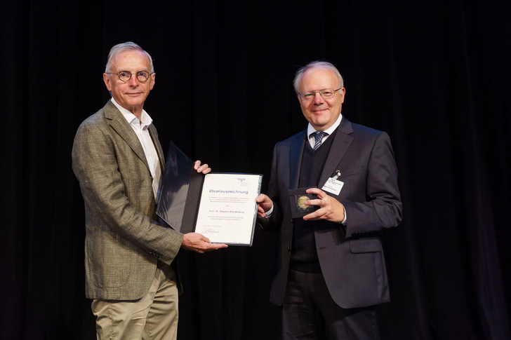 Präsident Dr. Wolfgang Panter überreicht die Ehrenmedaille des VDBW an Prof. Dr. Stephan Brandenburg, Hauptgeschäftsführer der BGW. - © Guido Kollmeier
