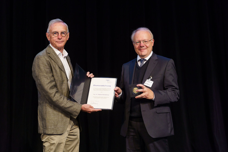Präsident Dr. Wolfgang Panter überreicht die Ehrenmedaille des VDBW an Prof. Dr. Stephan Brandenburg, Hauptgeschäftsführer der BGW. 