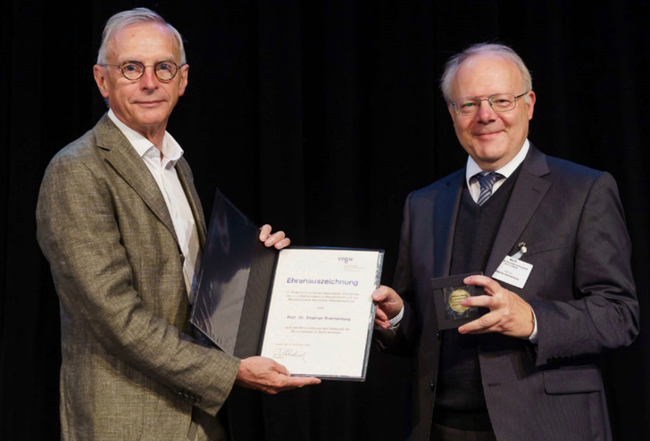 Präsident Dr. Wolfgang Panter überreicht die Ehrenmedaille des VDBW an Prof. Dr. Stephan Brandenburg, Hauptgeschäftsführer der BGW. - © Foto: Guido Kollmeier
