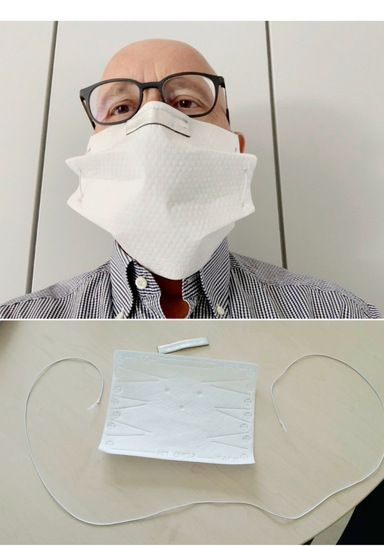  Abb. 1:    Der Erstautor mit dem Masken-Selbstbausatz des Landes NRW