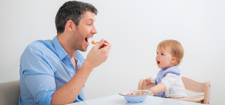 Durch das langsame Herantasten an unbekannte Lebensmittel wird bei Kindern früher oder später die Neugierde nach dem Geschmack automatisch folgen - © Foto:  ©  detailblick-foto-stock.adobe.com
