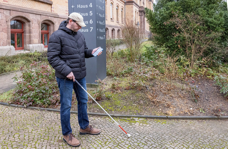 Abb. 1:    Erprobung des Chatbots auf dem Gelände des Berufsförderungswerks Halle - © Foto: BFW Halle
