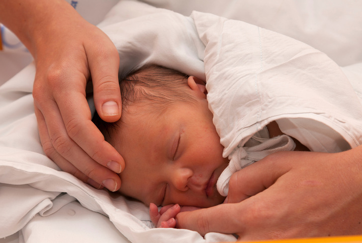 Durch die Geburt kommt das neugeborene Kind in eine neue und zum großen Teil fremde Umgebung mit neuen Sinnesreizen - © Foto:  ©  HERRNDORFF_images-adobe.stock.com
