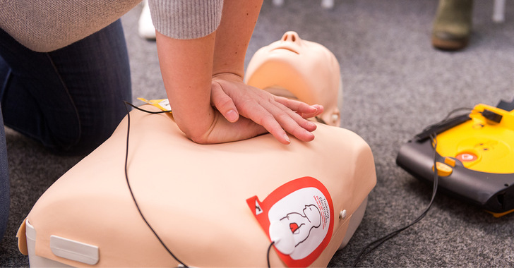 Bei der Reanimation werden betriebliche Ersthelfende im Modus 30:2, Thoraxkompression 
zu Beatmung geschult.