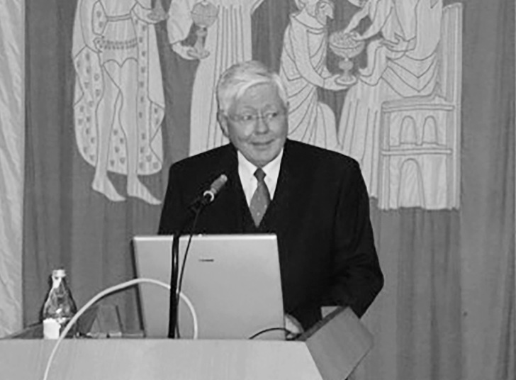 Prof. Dr. med Claus Piekarski, 1943–2022 Das Foto wurde freundlicherweise vom Urheber, Rainhard Hellkötter, als gemeinfrei zur Verfügung gestellt. Es zeigt Prof. Piekarski sehr typisch mit einem gewissen verschmitzten Gesichtsausdruck beim Vortrag – so, wie ihn viele gekannt haben.
