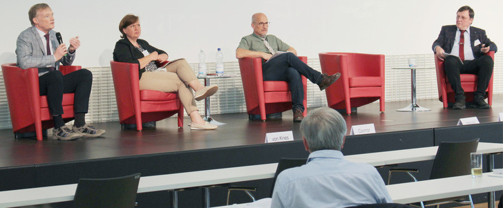 Podiumsdiskussion mit Gebhard von Kries, Dr. Anita Csomor, Dr. Ralph Hebisch und Prof. Dr. Dietmar Breuer (von links nach rechts) - © Foto: Katrin Pitzke
