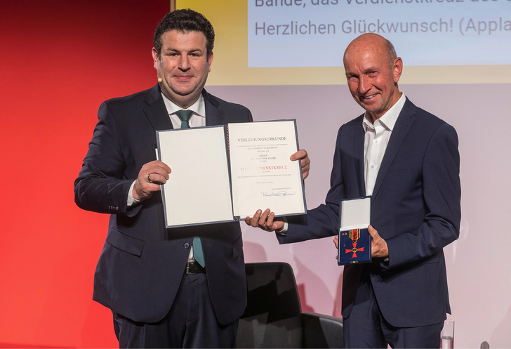Bundesarbeitsminister Hubertus Heil (links) bei der Verleihung des Verdienstkreuzes am Bande an Dr. Joachim Stork