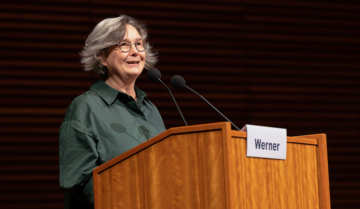 Ministerin Heike Werner (Thüringer Ministerium für Arbeit, Soziales, Gesundheit, Frauen und Familie) bei ihrem Grußwort