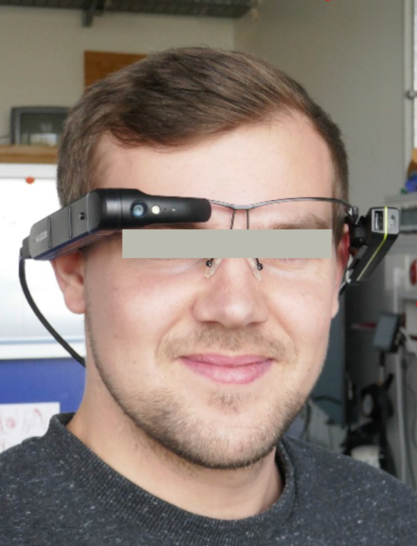 Abb. 1:   Beispiel einer monokularen AR-Datenbrille mit intransparentem Display - © Foto: Hochschule Koblenz
