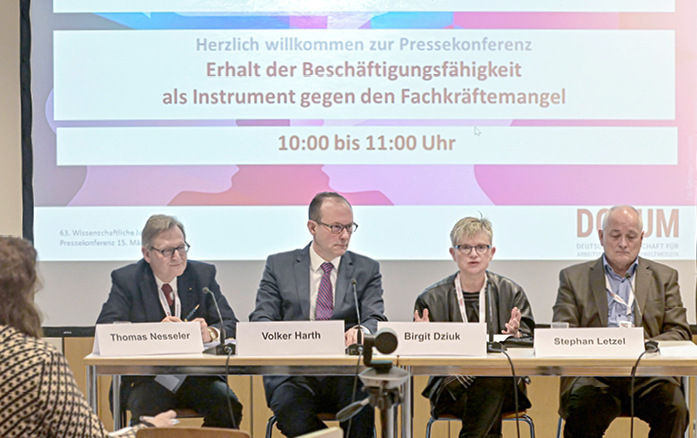Das Podium der Eröffnungspressekonferenz