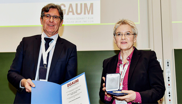 Prof. Thomas Kraus (links) überreicht Frau Prof. Sabine Wicker (rechts) die Franz-Koelsch-Medaille - © Foto: DGAUM/Scheere
