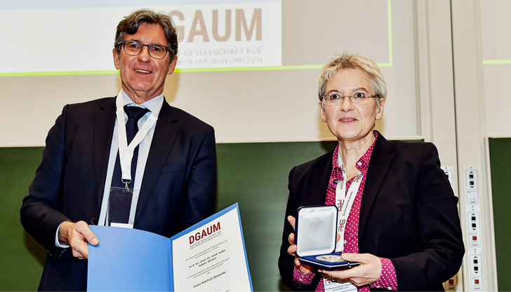 Prof. Thomas Kraus (links) überreicht Frau Prof. Sabine Wicker (rechts) die Franz-Koelsch-Medaille