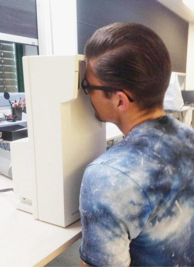 Abb. 1:    Schräge Kopfhaltung in Einblick­geräten können Hinweise auf Augenmuskel­störungen, Doppelbilder und nicht ausreichend korrigierte Brille geben, deshalb soll der Kopf gerade im Einblickgerät positioniert sein