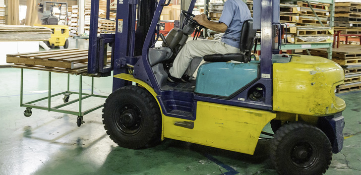 Flurförderfahrzeuge sind grundsätzlich als mögliche Gefahrenquelle im innerbetrieblichen Verkehr zu betrachten, die der Aufmerksamkeit des Arbeits- und Gesundheitsschutzes bedarf