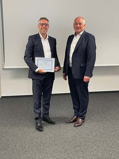 Prof. Dr. Christoph Oberlinner (links) und Prof. Dr. Stephan Letzel bei der Übergabe des Heinrich-Dupuis-Preises