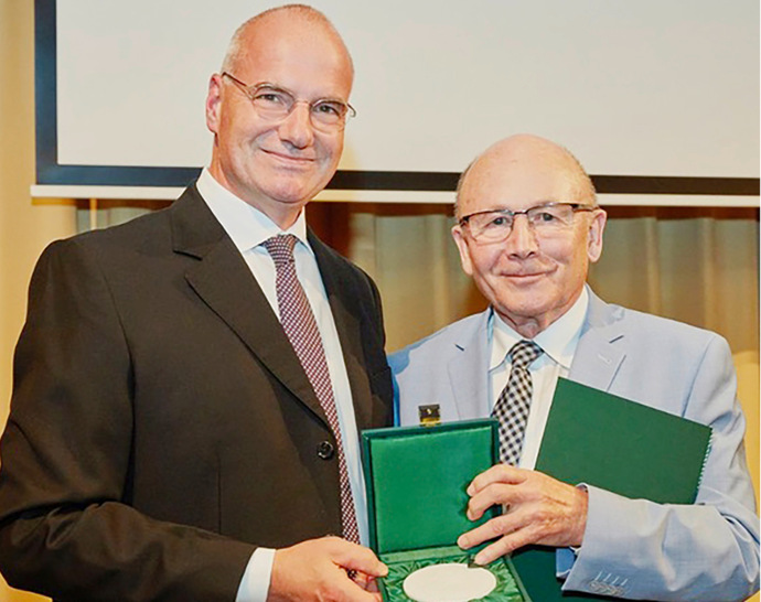 Erik Bodendieck (links) übergibt die Medaille an Prof. Dr. Klaus Scheuch (rechts) - © Foto:  Släk/Fotografisch
