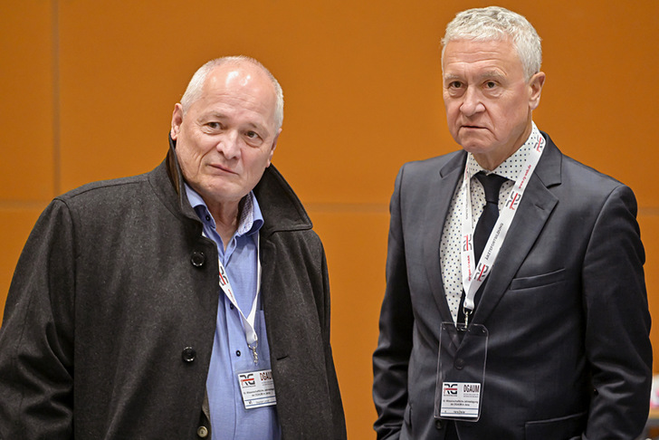 Alles im Blick: Prof. Stephan Letzel (links) und Prof. Hans Drexler auf der DGAUM-Jahrestagung 2023 in Jena - © ©  DGAUM/Scheere
