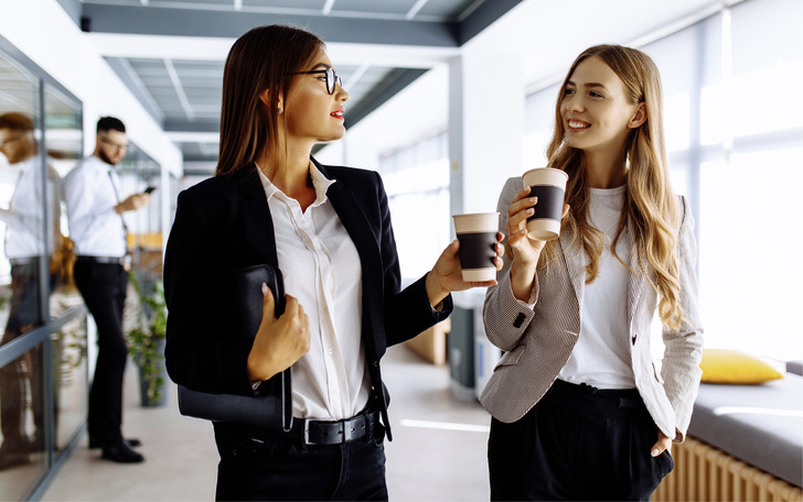 Der Weg zum Holen eines Kaffees oder anderer Lebensmittel zum kurzfristigen Verzehr im Betriebsgebäude verläuft in der Sphäre des Arbeitgebers und steht in voller Länge unter Versicherungsschutz.