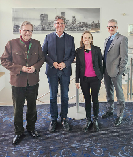 Gute Gespräche in Fulda am 02.02.2024.  Von links nach rechts:  Dr. Thomas Nesseler und Prof. Dr. Thomas Kraus (DGAUM) sowie Frau Susanne Liebe und Dr. Michael Drees (VDBW) - © Foto: VDBW 
