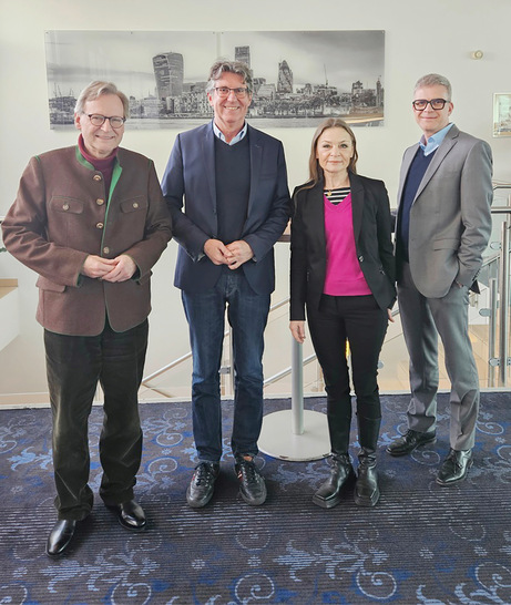Gute Gespräche in Fulda am 02.02.2024.  Von links nach rechts:  Dr. Thomas Nesseler und Prof. Dr. Thomas Kraus (DGAUM) sowie Frau Susanne Liebe und Dr. Michael Drees (VDBW)