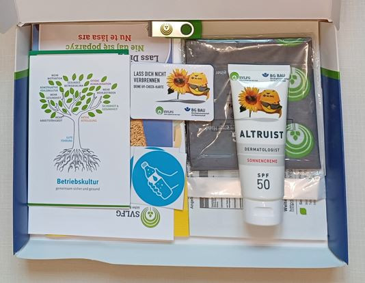 Kostenlos für Arbeitgeberbetriebe ist die Infobox zum Hitze- und Sonnenschutz, die unter www.svlfg.de/infobox-hitze-sonnenschutz bestellt werden kann. Sie eignet sich zur Unterweisung von Arbeitskräften und beinhaltet die dafür notwendigen Materialien