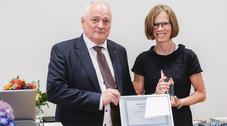 Frau Dr. Uta Ochmann und Prof. Dr. Stephan Letzel bei der Übergabe des Heinrich-Dupuis-Preises