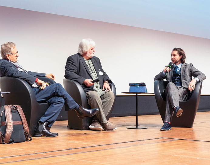 Dr. Thomas Nesseler, Silvester Siegmann und Lukas Brethfeld  (von li. nach re.)  im Gespräch
