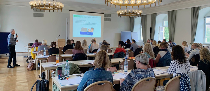 Links Dr. Drescher bei der Präsentation des Curriculums der Bundesärztekammer für medizinische Fachangestellte und ArzthelferInnen Arbeitsmedizin/Betriebsmedizin