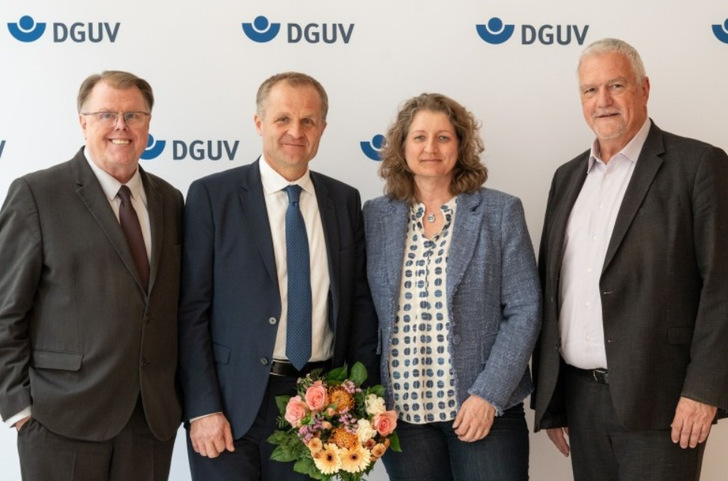 Dr. Stephan Fasshauer wird die DGUV gemeinsam mit Dr. Edlyn Höller leiten. Von links nach rechts: Volker Enkerts (Vorstandsvorsitzender). Dr. Stephan Fasshauer, Dr. Edlyn Höller (stv. Hauptgeschäftsführerin), Manfred Wirsch (alternierender Vorstandsvorsitzender)
