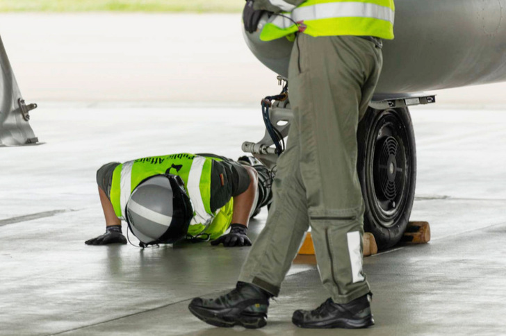 Abb. 1:    Überprüfung der Bereifung eines Eurofighters in liegender Position