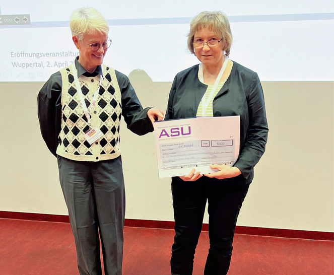 ASU-Chefredakteurin Prof. Dr. Simone Schmitz-Spanke überreichte Frau Dr. Reingard Seibt für den ersten Preis einen Scheck in Höhe von 1000 Euro.