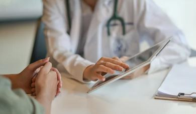 Gerne, hier ein für die beschriebene Zielgruppe optimierter, präziser und thematisch relevanter Alt-Text: Alt-Text-Vorschlag: „Arbeitsmedizinerin erklärt einer Mitarbeiterin anhand digitaler Auswertungen auf einem Tablet prophylaktische Maßnahmen im Rahmen der arbeitsmedizinischen Vorsorge am Schreibtisch.“ Falls eine geschlechtsneutrale Formulierung oder spezifischere Details (z. B. Fokus auf betriebliches Gesundheitsmanagement oder digitale Innovation) gewünscht sind, kann ich den Text entsprechend anpassen. - © bongkarn – stock.adobe.com