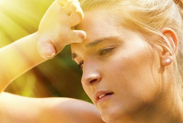 Hier ist ein optimierter, barrierefreier Alt-Text für das beschriebene Bild im Kontext von Arbeitsschutz, Prävention und Ergonomie: Alt-Text: „Mitarbeiter im Arbeitsumfeld wischt sich bei sommerlicher Hitze den Schweiß von der Stirn – Symbolbild für Hitzebelastung am Arbeitsplatz und die Notwendigkeit präventiver Arbeitsschutzmaßnahmen.“ Dieser Alt-Text informiert gezielt über den Zusammenhang zwischen dem dargestellten Motiv und betriebsrelevanten Fachthemen wie Hitzeprävention, arbeitsmedizinische Vorsorge und ergonomische Gestaltung unter klimatischen Belastungen. - © Jürgen Fälchle – stock.adobe.com