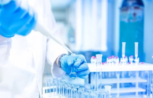 Gerne! Für das beschriebene Bild auf einer Fachseite wie asu-arbeitsmedizin.de und mit der genannten Zielgruppe kann ein optimierter, barrierefreier Alt-Text so lauten: „Arbeitsmedizinerin mit Schutzhandschuhen gefüllt im Labor eine Flüssigkeit mithilfe einer Pipette in einem Reagenzglas, um arbeitsplatzbezogene Gesundheitsrisiken zu analysieren.“ Dieser Text ist präzise, themenrelevant und spricht die Nutzerperspektive sowie den Kontext des Arbeits- und Gesundheitsschutzes gezielt an. - © Hoda Bogdan – stock.adobe.com