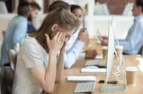 Gerne! Hier ein optimierter, themenrelevanter Alt-Text für das beschriebene Bild, zugeschnitten auf die Zielgruppe und den Kontext von Arbeitsmedizin, Arbeitsschutz und BGM: Optimierter Alt-Text: „Eine Mitarbeiterin am Schreibtisch hält sich gestresst den Kopf; im Hintergrund arbeiten Kollegen. Das Bild veranschaulicht mentale Belastungen am Arbeitsplatz als Thema des betrieblichen Gesundheitsmanagements und der präventiven Arbeitsmedizin.“ Bei weiteren Bildern erstelle ich gerne angepasste Alternativen!. - © fizkes – stock.adobe