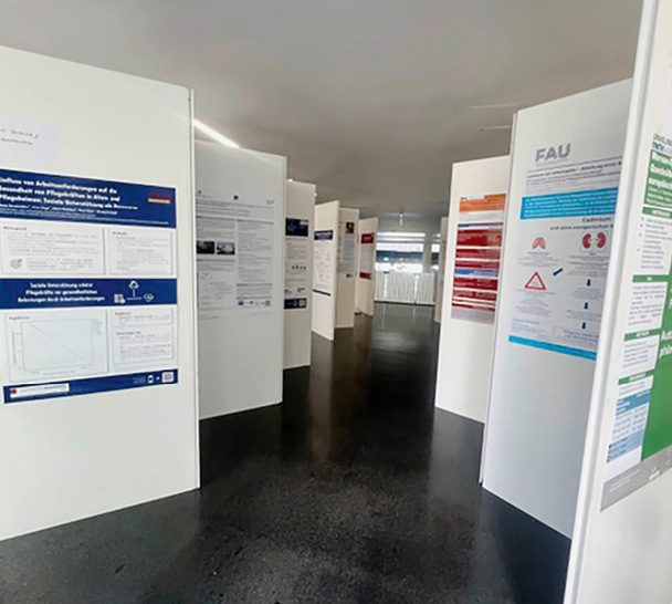 Gerne! Hier ein optimierter, präziser und themenrelevanter Alt-Text für das beschriebene Bild, abgestimmt auf die Zielgruppe und den Fachkontext: Alt-Text: „Fachausstellung: Mehrere weiße Stellwände mit aktuellen Forschungspostern zu Arbeitsschutz, Prävention und betrieblichen Gesundheitsmaßnahmen in heller Konferenzumgebung – inspirierender Austausch für Betriebsärzte, Arbeitsmediziner und BGM-Verantwortliche.“ Bei Bedarf kann ich gerne noch spezifischer auf einzelne Themenaspekte oder Veranstaltungsformate eingehen. - © Foto: DGAUM 