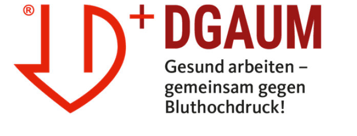 Alt-Text-Vorschlag: „Illustration eines roten Herzens mit nach unten zeigendem Pfeil, daneben der Schriftzug: ‚DGAUM – Gesund arbeiten: Initiative zur Prävention und Senkung von Bluthochdruck am Arbeitsplatz.‘ Symbolische Darstellung arbeitsmedizinischer Vorsorgemaßnahmen für betriebliche Gesundheitsförderung. Begründung: Dieser Alternativtext beschreibt präzise die visuellen Elemente (rotes Herz, abwärts Pfeil), benennt die zentrale Botschaft („Gesund arbeiten“, Fokus auf Blutdruckprävention) und stellt den Bezug zum Themenschwerpunkt Prävention & BGM für Fachpublikum her.