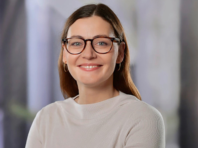 Gerne! Hier ist ein optimierter, themenrelevanter Alt-Text für die beschriebene Zielgruppe und Themen: Alt-Text-Vorschlag: „Arbeitsmedizinerin mit braunen langen Haaren und Brille in weißer Arbeitskleidung lächelt im Gespräch, symbolisiert vertrauensvolle Beratung zu Arbeitsschutz und betrieblichen Gesundheitsmaßnahmen.“ Dieser Text stellt Bezug zum beruflichen Kontext her (Arbeitsmedizin, Beratung), spricht die relevanten Themen (Arbeitsschutz, Gesundheitsmanagement) an und beschreibt trotzdem präzise das abgebildete Motiv. Optional können Sie je nach Beitrags-Schwerpunkt noch spezifischer werden: - Bei Fokus auf Prävention: „Expertin aus der Arbeitsmedizin erläutert präventive Maßnahmen im Betriebsgespräch.“ - Bei Fokus auf Digitalisierung: „Fachärztin erklärt digitale Innovationen im Arbeitsschutz beim interdisziplinären Austausch.“ Melden Sie sich gerne für weitere Optimierungen zu anderen Bildern oder individuellen Beitragsanlässen!. - © Foto: DGAUM / Scheere 