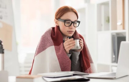 Gerne, hier ist ein optimierter und themenrelevanter Alt-Text für das beschriebene Bild im Kontext Ihres Fachverlags und der Zielgruppe: Alt-Text Vorschlag: „Arbeitsmedizinerin mit Brille sitzt in ergonomisch gestaltetem Büro, eingehüllt in eine Decke mit warmem Getränk, recherchiert präventive Maßnahmen zum Erkältungsschutz am Arbeitsplatz auf einem Laptop.“ --- Begründung: Dieser Alt-Text bezieht sich direkt auf Arbeitsschutz (Prävention von Erkältungen), deutet Ergonomie an (ergonomisch gestaltetes Büro), greift die digitale Innovation auf (Laptop/Recherche) und spricht die Kernzielgruppe durch den Begriff „Arbeitsmedizinerin“ an. - © pressmaster – stock.adobe.com