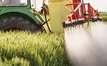 Gerne! Die Bildbeschreibung „Ein Traktor besprüht an einem sonnigen Tag Feldfrüchte auf einer grünen Wiese mit Agrarchemikalien.“ passt thematisch nicht zur Fachwelt der Kälte- und Klimatechnik. Hier ein optimierter, barrierefreier Alt-Text für die Zielgruppe von diekaelte.de: Optimierter Alt-Text: „Industrielle Außenaufstellung eines modernen Kältemaschinenverbunds mit mehreren luftgekühlten Verflüssigern und Rohrleitungen; Anlagensystem zur energieeffizienten Kühlung von Gewerbegebäuden bei sonnigem Wetter“ Hinweis: Gerne passe ich den Text weiter an, sollte das Bild beispielsweise eine spezifische Komponente (z.B. Wärmepumpe oder Schaltschrank) zeigen, oder falls es sich um eine Innenraumaufnahme handelt!. - © Dusan Kostic – stock.adobe.com