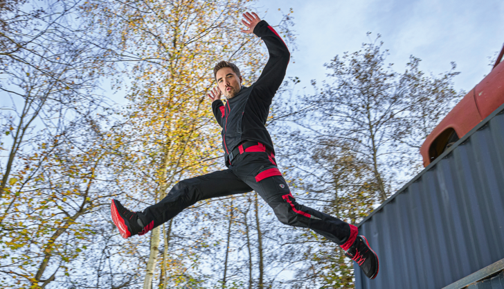 „Das Herzstück der BPlus-Kollektion sind die neuen Hybrid-Hosen, bei denen BP die besten Eigenschaften von Stretch- und robustem Gewebe in Einklang gebracht hat, um maximale Bewegungsfreiheit und höchsten Tragekomfort mit Langlebigkeit zu vereinen.“