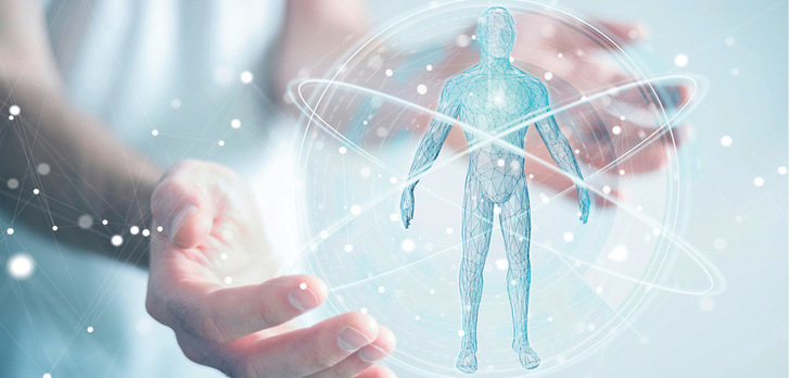 Eine digitale menschliche Figur schwebt zwischen zwei Händen, umgeben von leuchtenden digitalen Orbits und Netzlinien. - © Foto: © sdecoret-stock.adobe.com